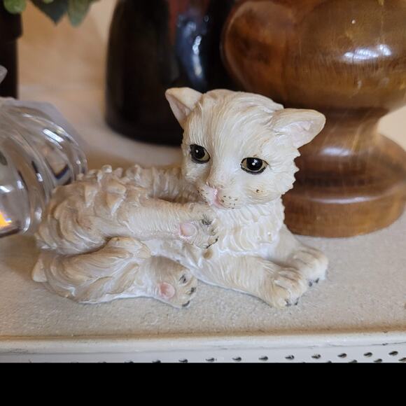 White Ceramic Persian Cat. Small, sweet cat in a waking up position. - Picture 6 of 6